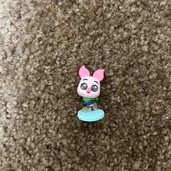 Disney Doorables: Let’s Go Series Figurine – Snowy Getaway – Piglet - Picture 2 of 4